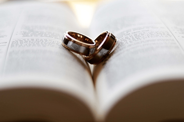 dois aneis sob um livro