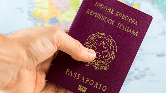 pessoa segurando passaporte italiano